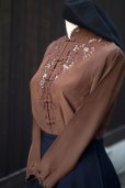 画像8: "Vichissoise" ブラウン 長袖 チャイナブラウス マオカラー スワトウ刺繍[20301] (8)