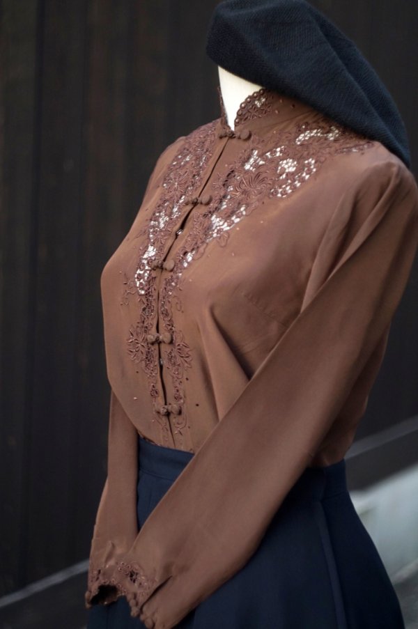 画像8: "Vichissoise" ブラウン 長袖 チャイナブラウス マオカラー スワトウ刺繍[20301]