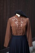 画像1: "Vichissoise" ブラウン 長袖 チャイナブラウス マオカラー スワトウ刺繍[20301] (1)