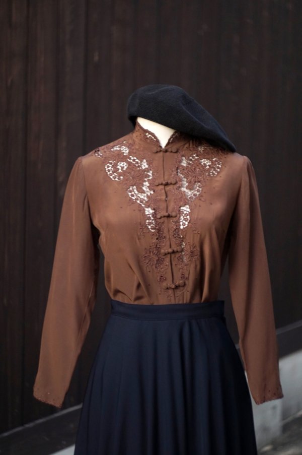 画像1: "Vichissoise" ブラウン 長袖 チャイナブラウス マオカラー スワトウ刺繍[20301]