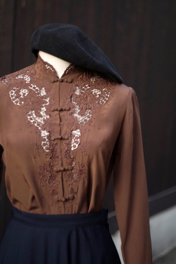 画像2: "Vichissoise" ブラウン 長袖 チャイナブラウス マオカラー スワトウ刺繍[20301]