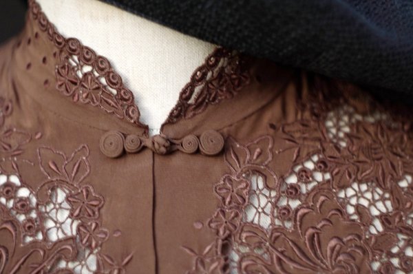 画像3: "Vichissoise" ブラウン 長袖 チャイナブラウス マオカラー スワトウ刺繍[20301]