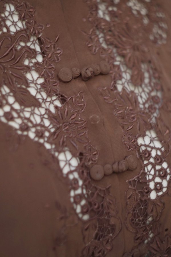 画像4: "Vichissoise" ブラウン 長袖 チャイナブラウス マオカラー スワトウ刺繍[20301]