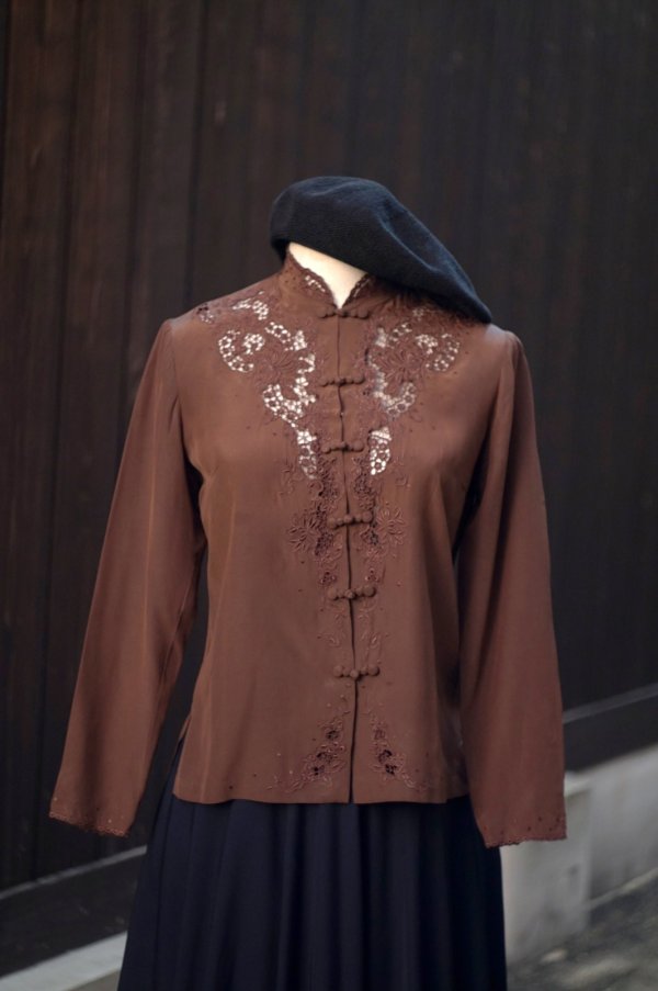 画像10: "Vichissoise" ブラウン 長袖 チャイナブラウス マオカラー スワトウ刺繍[20301]