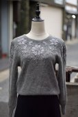画像1: "marisa christina" お花のリボン刺繍 グレー系 ニット ウール クルーネック ビーズ ラメ [12931] (1)