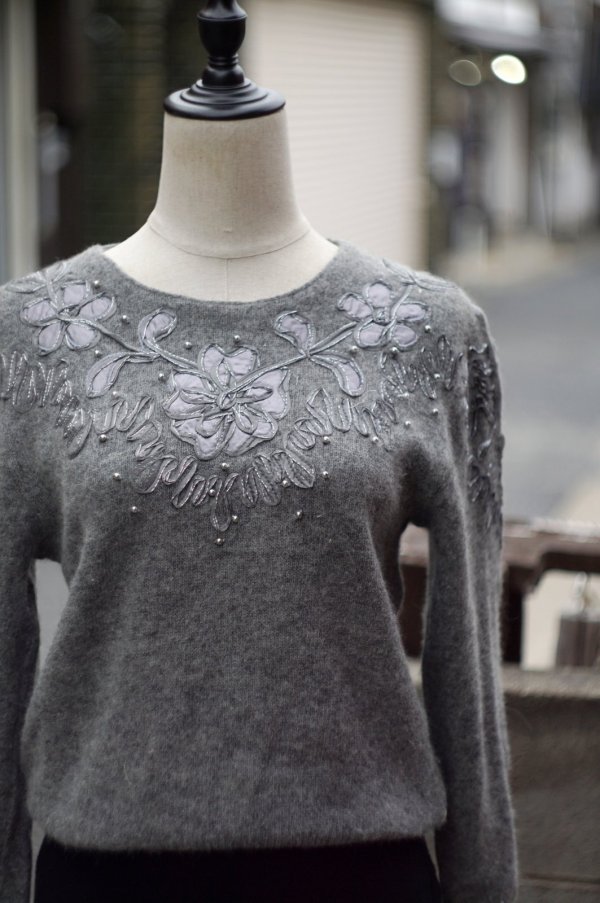 画像2: "marisa christina" お花のリボン刺繍 グレー系 ニット ウール クルーネック ビーズ ラメ [12931]
