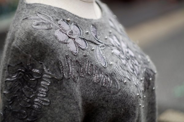 画像6: "marisa christina" お花のリボン刺繍 グレー系 ニット ウール クルーネック ビーズ ラメ [12931]