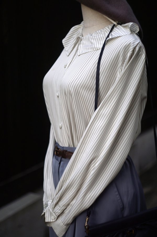 画像7: "cye cye" グレー×白 ストライプ柄 長袖 ブラウス  カスケードカラー風[20343]