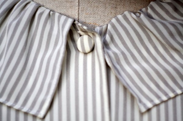 画像3: "cye cye" グレー×白 ストライプ柄 長袖 ブラウス  カスケードカラー風[20343]