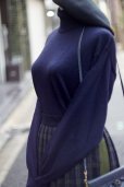 画像4: ”FAEROEIS” ネイビー カシミヤ 無地 ニット タートルネック[20348] (4)