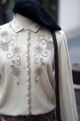 画像2: 無地 アイボリー ウール ニット カーディガン お花 刺繍[20368] (2)