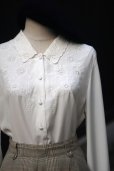 画像2: ”ET ROCHE” 白 長袖 ブラウス レギュラーカラー お花 刺繍[20378] (2)