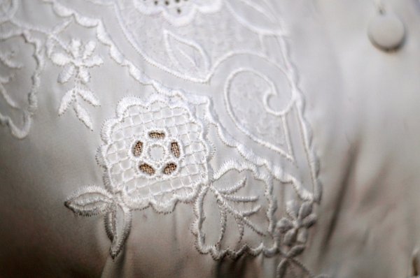 画像4: ”ET ROCHE” 白 長袖 ブラウス レギュラーカラー お花 刺繍[20378]