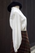 画像6: "Seraza Roman" 無地 白 長袖 ブラウス レギュラーカラー スカラップ 刺繍  ビーズ ピンタック[20391]