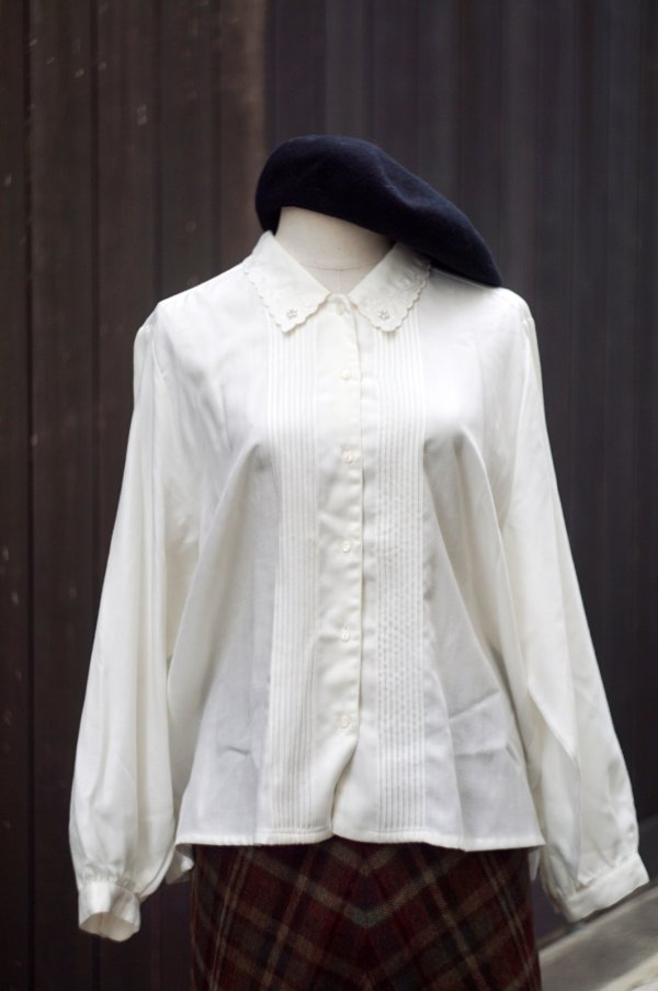 画像9: "Seraza Roman" 無地 白 長袖 ブラウス レギュラーカラー スカラップ 刺繍  ビーズ ピンタック[20391]