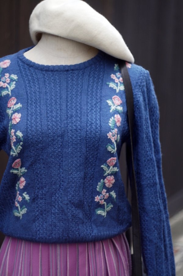 画像2: "SUSAN BRISTOL" 無地  ブルー系 ニット ウール ラウンドネック お花 [20458]