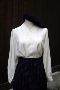 ”PER QUANIO” 白 長袖 ブラウス レギュラーカラー ピンタック カッティングレース[20485]