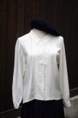 画像9: ”PER QUANIO” 白 長袖 ブラウス レギュラーカラー ピンタック カッティングレース[20485] (9)