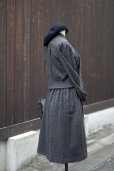 画像3: ”マリアージュ” ドット柄 ウール混 グレー系   長袖 レトロワンピース  スタンドカラー セパレート風 ウエストゴム[20471] (3)