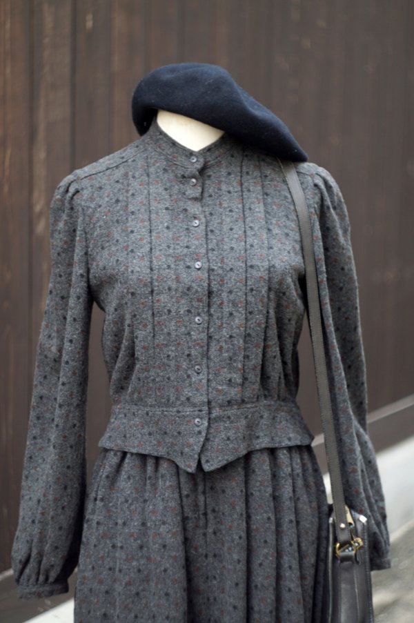 画像5: ”マリアージュ” ドット柄 ウール混 グレー系   長袖 レトロワンピース  スタンドカラー セパレート風 ウエストゴム[20471]