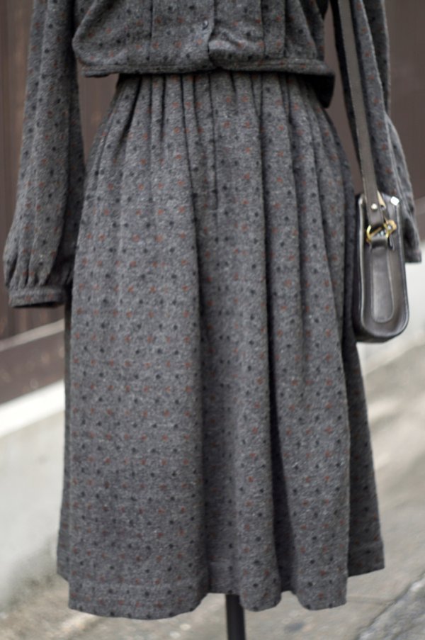 画像13: ”マリアージュ” ドット柄 ウール混 グレー系   長袖 レトロワンピース  スタンドカラー セパレート風 ウエストゴム[20471]