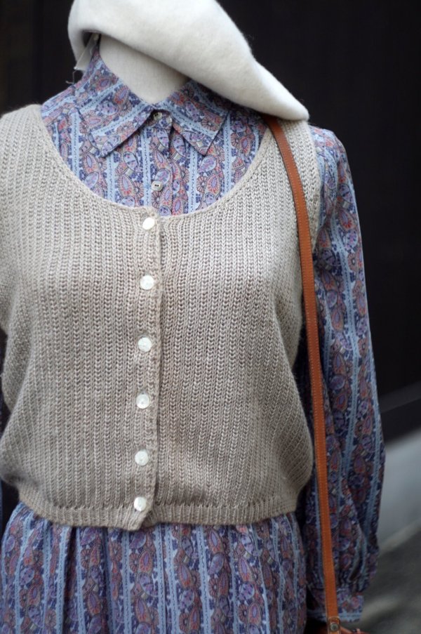 画像2: "LIBERAL" 無地 リネン グレージュ ベスト ラウンドネック 前開き ニット[20484]