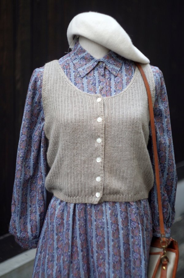 画像1: "LIBERAL" 無地 リネン グレージュ ベスト ラウンドネック 前開き ニット[20484]