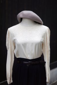 アイボリー 長袖 シルク ブラウス ラウンドネック お花 刺繍 [20488]