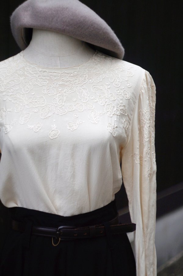 画像2: アイボリー 長袖 シルク ブラウス ラウンドネック お花 刺繍 [20488]