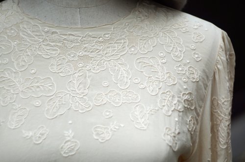 他の写真1: アイボリー 長袖 シルク ブラウス ラウンドネック お花 刺繍 [20488]