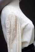 画像6: アイボリー 長袖 シルク ブラウス ラウンドネック お花 刺繍 [20488] (6)