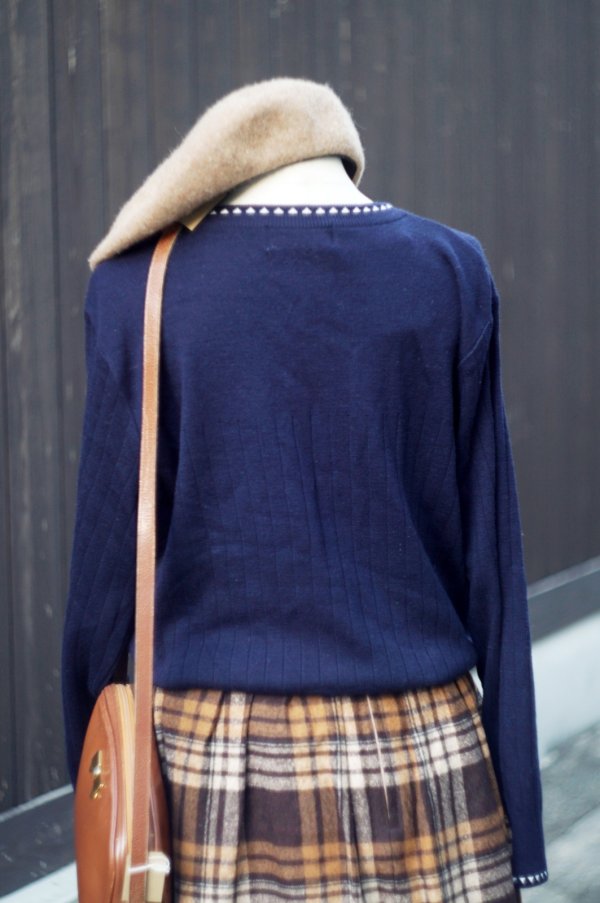 画像9: "WHITE ITARKIARD" 無地  ネイビー系 ニット ウール混 ラウンドネック くま [20493]