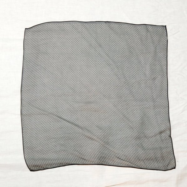 画像1: 黒×白 シルク ドット柄  ミニスカーフ 55cm×55cm[20559]