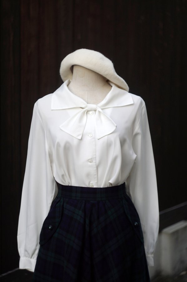 画像1: "PIAPLUCK" 無地 白 長袖 ブラウス ボウタイカラー [20528]