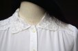 画像2: "GATSBY" 無地 白 長袖 ブラウス レースカラー  ギャザー[20521] (2)