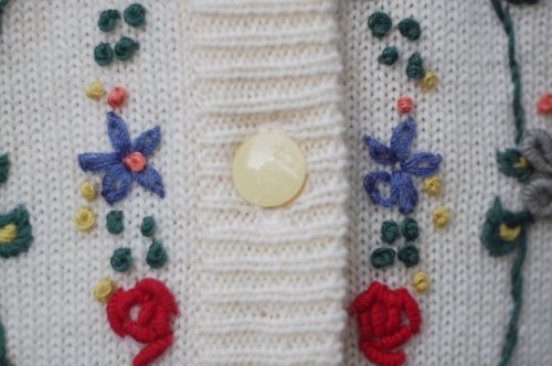 他の写真1: 無地 アイボリー  ニット カーディガン スタンドカラー お花 刺繍[20520]