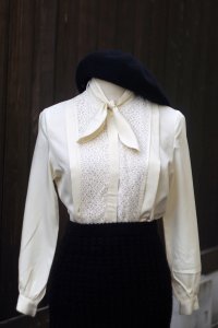 無地 アイボリー 長袖 ブラウス ボウタイカラー レース プリーツ 比翼[20537]