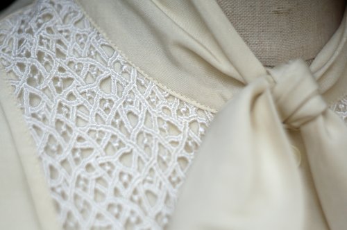 他の写真1: 無地 アイボリー 長袖 ブラウス ボウタイカラー レース プリーツ 比翼[20537]