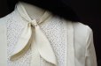 画像2: 無地 アイボリー 長袖 ブラウス ボウタイカラー レース プリーツ 比翼[20537] (2)