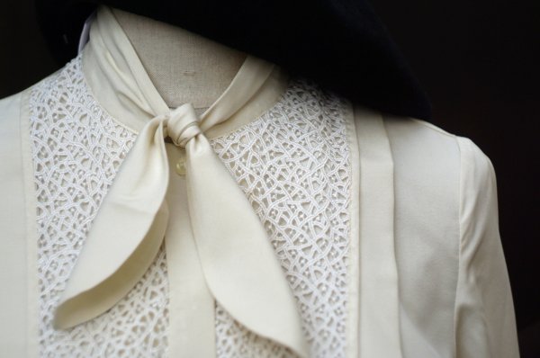 画像2: 無地 アイボリー 長袖 ブラウス ボウタイカラー レース プリーツ 比翼[20537]