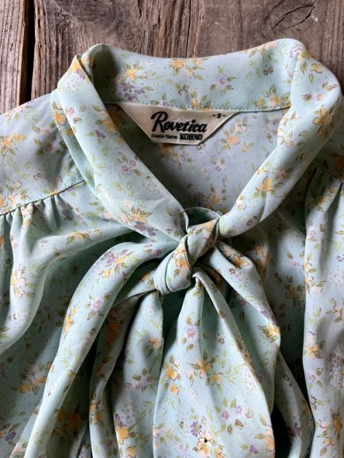 他の写真1: 花柄 ライトブルー×イエロー 長袖 ブラウス ボウタイ バラモチーフ[16892]