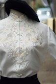 画像2: ”ROSE BRAND” 白 チャイナブラウス 半袖 チャイナボタン マオカラー 刺繍 スナップボタン [20054] (2)