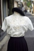 画像1: ”ROSE BRAND” 白 チャイナブラウス 半袖 チャイナボタン マオカラー 刺繍 スナップボタン [20054] (1)