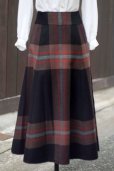 画像1: チェック柄 ブラウン×赤 ウール フレアスカート w62cm [17915] (1)