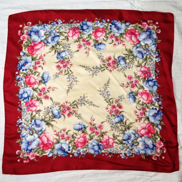 画像1: 花柄 赤系  シルク スカーフ 80cm×80cm[20077]