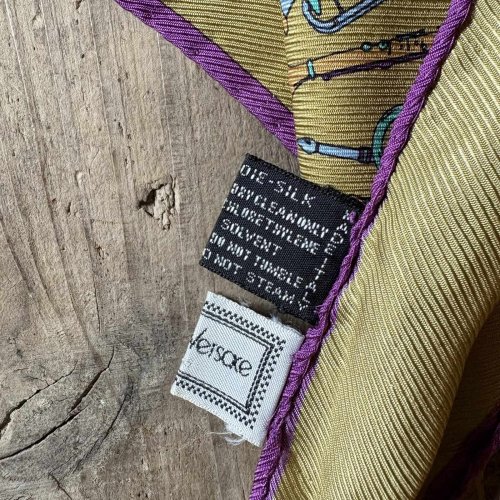 他の写真1: "Gianni Versace ヴェルサーチ" 楽器絵模様 シルク スカーフ 42cm×42cm[19939]