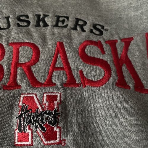 他の写真1: "NEVRASKA" US 刺繍ロゴ グレー×赤 スウェット クルーネック [17694]