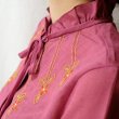 画像8: ピンク系 半袖 ブラウス 刺繍 フリルカラー ボウタイ[11431]