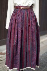 画像: 花柄ストライプ 赤 チロルスカート 裾フリル [17704]