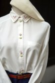 画像2: 無地 白 ブラウス 長袖 レギュラーカラー 刺繍 お花モチーフ ポケット[18253]